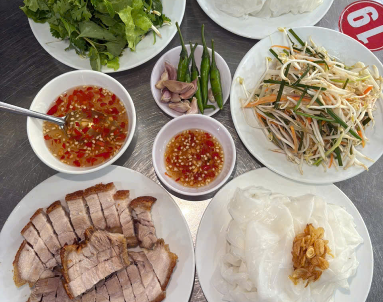 Bánh ướt thịt heo quay Bà Sửu